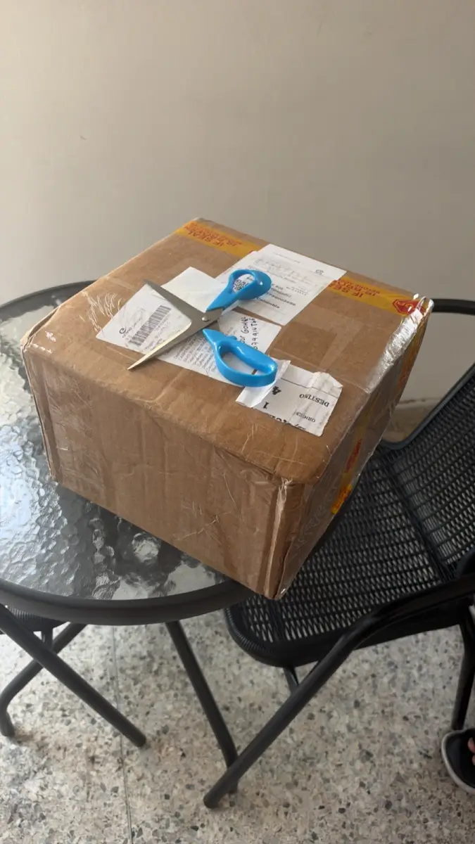 Foto de la caja recibida por Claudia Mejia
